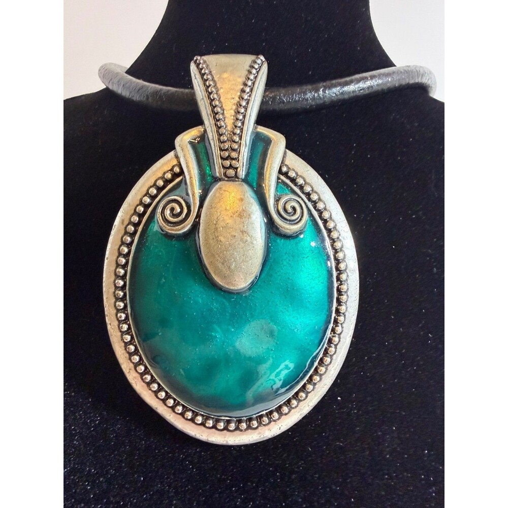 Vintage Boho non-metallic Silver Pendant/choker Necklace With faux Turquoise